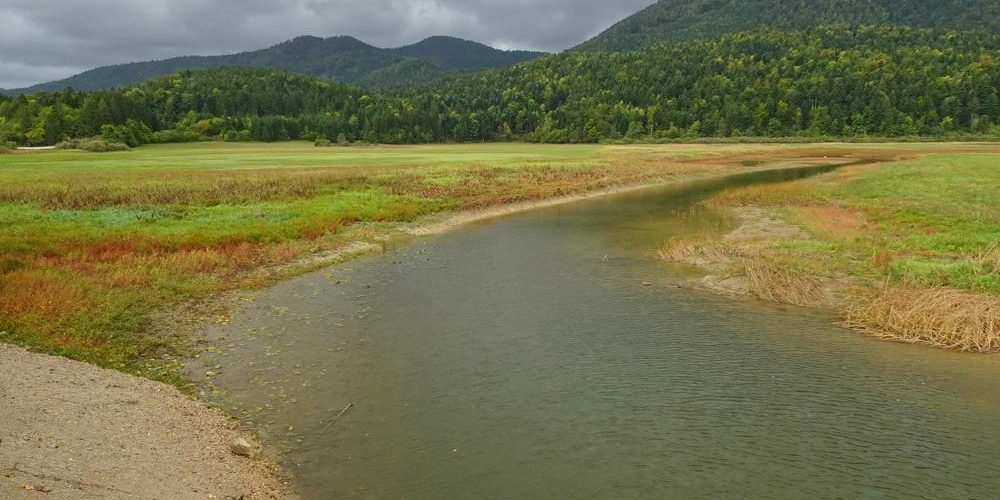 KLJUB DEŽJU SE JEZERO NE POLNI