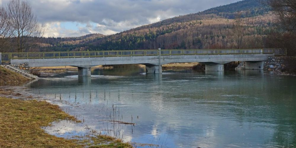 SLAVNOSTNO ODPRTJE OBNOVLJENEGA MOSTU NA LAZAH PRI GORENJEM JEZERU