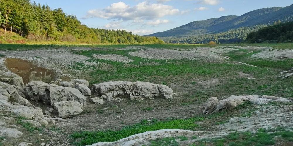 JEZERO V PRIČAKOVANJU PREPOTREBNIH PADAVIN